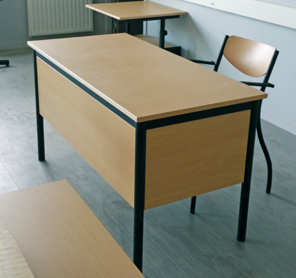 Chaire de professeur LERN bureau enseignant scolaire certifié NF Chaire de professeur LERN, idéale comme bureau enseignant en salle de classe, salle de formation, collège, lycée ou centre de formation. Chaire avec voile de fond et côtés pour une meilleure finition et un espace de travail bien délimité. Dimensions 1350 x 640 x 760 mm offrant un plateau confortable pour ordinateur, documents, manuels scolaires et matériel pédagogique. Plateau et côtés en mélaminé avec chant PP, surface résistante et facile d’entretien, adaptée à un usage intensif en milieu scolaire et collectivité. Chaire professeur LERN fabrication française à Aurillac, certifiée NF pour la sécurité, la solidité et la durabilité. Bureau enseignant livré démonté pour faciliter le transport et le stockage, parfait pour équiper écoles, collèges, lycées, salles de cours et espaces pédagogiques.