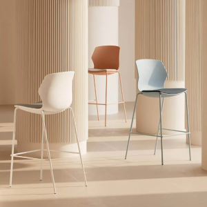 Tabouret haut My Frill – tabouret de bar design en polypropylène et métal Le tabouret My Frill est un tabouret haut design, idéal pour équiper tables hautes, bars, cafétérias, espaces de coworking et zones de convivialité en entreprise. Issu de matières premières européennes sélectionnées avec soin, il s’inscrit dans une démarche de mobilier durable, évolutif et parfaitement adapté aux usages contemporains. Sa coque ergonomique en polypropylène teintée dans la masse offre une assise résistante et facile d’entretien, complétée par un placet tissu haute résilience pour plus de confort au quotidien. La sous-coque de l’assise assortie à la coque assure une finition soignée et homogène, idéale pour les projets d’aménagement exigeants (bureaux, restaurants d’entreprise, espaces d’accueil). Le tabouret haut My Frill repose sur un piètement en tube d’acier équipé d’un repose-pieds Ø 16 mm, garantissant stabilité, solidité et bon soutien des jambes pour une utilisation prolongée. Tabouret de bar, tabouret de table haute ou tabouret de coworking, My Frill combine design, confort et durabilité pour tous les environnements tertiaires et collectifs.