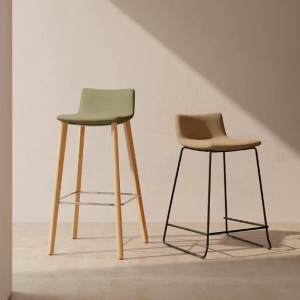Siège Harmony – tabouret design tapissé pour bar, accueil et espace de travail Le siège Harmony est un tabouret design pensé pour les espaces d’accueil, bars, restaurants d’entreprise, bureaux, salles de réunion et coins café. Tissus certifiés, structure robuste et finitions précises : rien n’est laissé au hasard. Assise tapissée avec mousse à haute résilience pour un confort durable, idéale en usage intensif dans les environnements tertiaires et hôteliers. La double surpiqûre de finition apporte une touche élégante et renforce la résistance des coutures. Le siège Harmony est proposé avec deux types de piètements : piètement en métal pour un style contemporain épuré, ou piètement en bois avec repose-pieds chromé pour une ambiance plus chaleureuse et confortable. Disponible pour 2 hauteurs de table, le tabouret Harmony s’adapte aussi bien aux tables standard qu’aux tables hautes et comptoirs de bar. Parfait comme tabouret de bar, chaise haute d’accueil, siège de comptoir ou tabouret pour espace détente, il favorise les échanges, le confort et la convivialité tout en s’inscrivant dans une démarche de mobilier durable et qualitatif.