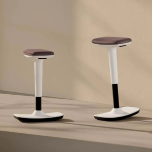 Tabouret ergonomique pivotant assis-debout pour bureau, open space et coworking Ce tabouret ergonomique pivotant assis-debout est conçu pour les postes de travail dynamiques, les bureaux flex, les espaces collaboratifs et les open spaces. Pivotant mais stable, léger mais structuré, il accompagne naturellement les mouvements du corps et favorise une posture active au bureau, en télétravail ou en salle de réunion. Idéal comme tabouret de bureau ergonomique, siège assis-debout ou siège pour bureau réglable en hauteur. Sa structure en polypropylène basculante permet de suivre les micro-mouvements du dos et du bassin, tandis que l’assise pivotante à 360° et réglable en hauteur s’adapte à la morphologie de l’utilisateur et à la hauteur du plan de travail (bureau, table haute, comptoir). L’assise rembourrée avec mousse injectée épaisseur 43 mm et revêtement tissu offre un confort d’assise durable, parfait pour limiter la sédentarité et alterner appui, mouvement et équilibre. Léger et résistant grâce à sa structure en polypropylène basculant, ce tabouret ergonomique convient aux environnements tertiaires modernes : open space, espace de coworking, flex office, poste agile, hot desk, salle de créativité. Il est idéal pour compléter un fauteuil de bureau ergonomique, encourager une assise active et intégrer une solution de mobilier de travail santé, bien-être et performance au quotidien.