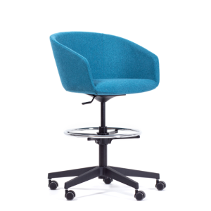 Tabouret haut / tabouret de bar réglable ox:co small – hocker pivotant, assise rembourrée, roulettes universelles Le tabouret ox:co small est un hocker et tabouret de bar confortable pensé pour les espaces cafétéria, pause, coworking, accueil et restauration. Disponible en deux hauteurs, il offre une assise baquet rembourrée large et accueillante, combinant design contemporain, fonctionnalité et confort au quotidien. Mécanisme pivotant et réglage en hauteur Mécanisme A : pivotant / rotatif avec réglage en hauteur Vérin à gaz PG380 : relevage pour sièges adaptés aux tables jusqu’à 1100 mm Plage de réglage : 200 mm (ajustement précis de la hauteur d’assise) Base stable et finitions Base 5 branches : plastique noir renforcé de fibres de verre Anneau de base : finition chromée Roulettes universelles – mobilité et sécurité Roulettes DRGDB : roulettes universelles pour toutes surfaces Diamètre : Ø 50 mm Fonction SIT & BREAK : blocage automatique en position assise (stabilité et sécurité) Idéal comme tabouret haut réglable pour îlot, bar ou table haute, l’ox:co small associe assise rembourrée, hocker pivotant, mobilité sur roulettes et base stable pour un usage professionnel.
