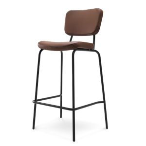 Tabouret haut Epocc avec dossier – tabouret de bar design, 2 hauteurs, poignée intégrée, idéal restaurant, bar et bureaux Le tabouret Epocc est un tabouret haut avec dossier pensé pour les espaces bar, restaurant, hôtel, cafétéria et aussi pour les bureaux et espaces collaboratifs. Disponible en deux hauteurs, il permet de créer des aménagements variés autour d’un comptoir, d’un bar ou d’une table haute. Une poignée intégrée à l’arrière du dossier facilite le déplacement et la manutention au quotidien. Dimensions tabouret Epocc (mm) Hauteur totale : 1070 mm Hauteur d’assise : 780 mm Hauteur repose-pieds : 740 mm Largeur totale : 565 mm Profondeur totale : 545 mm Profondeur d’assise : 390 mm Largeur d’assise : 425 mm Largeur dossier : 380 mm Hauteur dossier : 325 mm Hauteur dossier depuis l’assise : 245 mm Poids et conditionnement Poids net : 7,5 kg | Poids brut : 10 kg Conditionnement : 1 pièce ou 2 pièces Dimensions colis : 1290 × 600 × 650 mm Le tabouret de bar Epocc combine design, fonctionnalité et confort : tabouret haut avec dossier, repose-pieds et poignée pour une utilisation pratique en CHR (café, hôtel, restaurant) et en aménagement de bureaux.