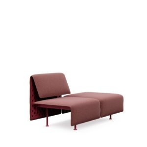 Circule Offecct – assise modulaire design pour espaces publics et professionnels Circule Offecct est un système d’assises modulaires au design épuré, pensé pour les espaces publics, espaces d’accueil, lobbys, halls, zones d’attente et environnements professionnels en constante évolution. Cette collection offre une flexibilité exceptionnelle, une personnalisation poussée et une durabilité optimale grâce à sa conception modulaire et à l’usage de matériaux responsables. Cette assise modulaire 2 places avec dossier et ottoman se distingue par son design sculptural et contemporain, apportant une véritable signature esthétique aux espaces collectifs. Pensée comme un élément d’aménagement innovant, elle permet de créer des configurations linéaires intelligentes et évolutives, adaptées aux lieux de passage, aux zones collaboratives et aux environnements tertiaires. Sa forme audacieuse crée un contraste visuel fort tout en conservant une grande lisibilité structurelle. Inscrite dans une démarche durable, cette collection intègre pour certains éléments jusqu’à 98 % d’aluminium recyclé ainsi qu’un système innovant de remplacement du revêtement, favorisant la longévité du mobilier. Les modules peuvent être combinés en versions simples, doubles ou triples pour composer un aménagement sur mesure. Design par Mario Ferrarini. Caractéristiques principales Type : assise modulaire design / banquette modulaire / mobilier d’accueil Collection : Circule Offecct Configuration : modules simples, doubles ou triples à combiner Usage : accueil, attente, coworking, lobby, espaces publics, bureaux, hospitality Conception : système modulaire évolutif pour configuration sur mesure Dimensions – modèle 2 places avec 1 dossier et pouf 1OT10 Hauteur : 43 / 79 / 129 cm Largeur : 164 cm Profondeur : 79 cm Hauteur d’assise (SH) : 43 cm Largeur d’assise (SW) : 164 cm Profondeur d’assise (SD) : 55 / 79 cm Poids : 41,25 kg Hauteurs de dossier Dossier standard : 79 cm Dossier haut : 129 cm (en supplément) Personnalisation : possibilité de combiner différentes hauteurs de dossiers selon le modèle Revêtements Revêtements disponibles : tissu, vinyle ou cuir Standard : cuir Elmosoft Option cuir : coutures supplémentaires obligatoires Personnalisation : possibilité de mixer différents revêtements selon les modules Commande : contacter le support commercial pour les combinaisons de groupes de prix différents Matériaux et finitions Piétement : noir texturé RAL 9005 en standard Assise et dossier avec barre en J : noir texturé RAL 9005 en standard Option finition : RAL Flexicolor sur demande Patins : patins feutre inclus en standard Démarche durable : jusqu’à 98 % d’aluminium recyclé sur certains éléments Accessoires et options Accoudoir : ajout possible entre modules avec dossier Dossier haut : 129 cm en supplément Mediaport : maximum 2 mediaports par module Connecteurs : nécessaires pour relier plusieurs unités Informations de commande Configuration à préciser : modules simples, doubles ou triples Dessin à fournir : schéma indiquant la composition souhaitée et les combinaisons de sections Revêtements mixtes : contacter le support commercial en cas de mélange de tissus de groupes de prix différents Normes et conformité Sécurité incendie : conforme EN 1021-1 et EN 1021-2 sans retardateurs de flamme Exigences mécaniques : conforme EN 16139 Engagement : garantie de non-utilisation d’agents biocides Circule Offecct, assise modulaire, canapé modulaire, banquette modulaire, mobilier modulaire accueil, assise design, banquette design, mobilier design espace public, mobilier design bureau, assise lobby, assise hall d’accueil, banquette salle d’attente, mobilier coworking, mobilier hospitality, mobilier contract, assise 2 places, ottoman, pouf intégré, dossier haut, dossier standard, assise personnalisable, revêtement tissu, revêtement vinyle, revêtement cuir, cuir Elmosoft, piétement noir texturé, RAL 9005, RAL Flexicolor, aluminium recyclé, mobilier durable, design Mario Ferrarini, connecteurs modules, mediaport, accoudoir, banquette modulaire professionnelle, mobilier accueil haut de gamme, mobilier espaces publics, assise architecturale