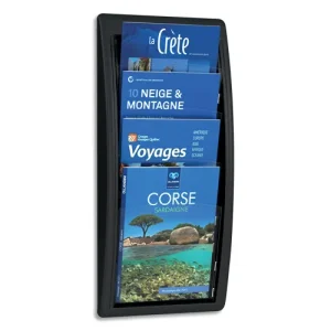 Présentoir mural A4 – porte-brochures 4 cases en polystyrène pour bureau, accueil et salle d’attente Ce présentoir mural A4 est une solution pratique pour l’affichage de documents, la distribution de brochures, la présentation de flyers et le rangement de supports de communication dans les bureaux, halls d’accueil, salles d’attente, collectivités, espaces d’information et environnements professionnels. Grâce à sa structure monobloc en polystyrène, ce porte-brochures mural allie légèreté, résistance et design sobre pour une intégration facile dans tous les espaces. Équipé de 4 cases au format A4, ce présentoir documents mural permet de classer et mettre en valeur catalogues, dépliants, brochures, magazines, documents d’information et supports commerciaux. Sa fenêtre en polystyrène cristal améliore la visibilité du contenu. Livré monté, il se fixe au mur par vis. Ce présentoir éco-responsable est recyclable à 100 % et composé à 50 % de matière recyclée. Caractéristiques techniques Type : présentoir mural / porte-brochures mural / porte-documents Format : A4 – 21 x 29,7 cm Dimensions : 29 x 65 cm Nombre de cases : 4 Structure : monobloc Matière : polystyrène Fenêtre : polystyrène cristal Coloris : noir Poids : 1,47 kg Produit éco-responsable : oui Recyclabilité : 100 % Matière recyclée : 50 % Usages recommandés Idéal comme porte-brochures de bureau, présentoir d’accueil, support de documentation, présentoir collectivité, affichage de documents commerciaux, rangement magazines, présentoir salle d’attente ou support de communication murale. présentoir mural, porte brochures mural, porte documents mural, présentoir A4, présentoir mural A4, porte revues mural, porte magazines mural, support brochures, support documents, présentoir accueil, présentoir salle d’attente, présentoir bureau, présentoir collectivité, support communication murale, rangement brochures, rangement documents A4, affichage brochures, présentoir noir, présentoir polystyrène, présentoir 4 cases, présentoir mural 4 compartiments, mobilier accueil, équipement bureau, support flyers, support catalogues, présentoir éco responsable, présentoir recyclable, présentoir matière recyclée