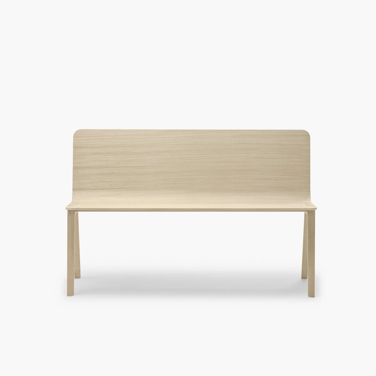 Banc Heldu avec dossier – banc design contemporain pour accueil, bureau, hôtel et restaurant Le banc Heldu est un banc avec dossier au design contemporain, inspiré d’une technique traditionnelle d’assemblage par enfourchement. Son piètement vient s’emboîter directement dans l’assise, créant une structure graphique, élégante et immédiatement identifiable. Ce banc design convient parfaitement aux espaces d’accueil, bureaux, hôtels, restaurants, salles d’attente et espaces de convivialité. Ses lignes épurées, son dossier légèrement incliné et son piètement 4 pieds offrent une esthétique sobre et fonctionnelle adaptée aux environnements professionnels modernes. Le jeu d’encastrement entre les différents éléments renforce le caractère minimaliste, graphique et architectural du mobilier. Caractéristiques techniques Type : banc avec dossier / banquette design / assise collective Collection : Heldu Hauteur totale : 820 mm Largeur : 1250 mm Profondeur : 500 mm Hauteur d’assise : 470 mm Poids : 15 kg Piètement : structure 4 pieds Assemblage : système inspiré de l’enfourchement traditionnel Dossier : légèrement incliné banc Heldu, banc avec dossier, banc design, banquette design, banc accueil, banc bureau, banc hôtel, banc restaurant, banc salle d’attente, banc espace convivialité, mobilier accueil, mobilier tertiaire, mobilier contract, mobilier professionnel, banc contemporain, banc minimaliste, banc graphique, banc 4 pieds, banc 1250 mm, banc 125 cm, assise collective, banquette accueil, mobilier design, assemblage traditionnel, enfourchement bois, banc architectural, banc professionnel